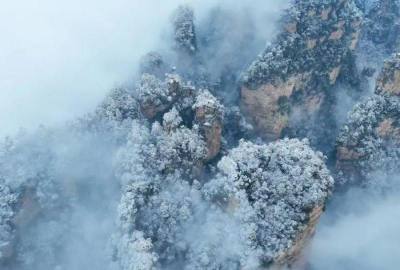 張家界再迎春雪，千峰沐雪如仙境